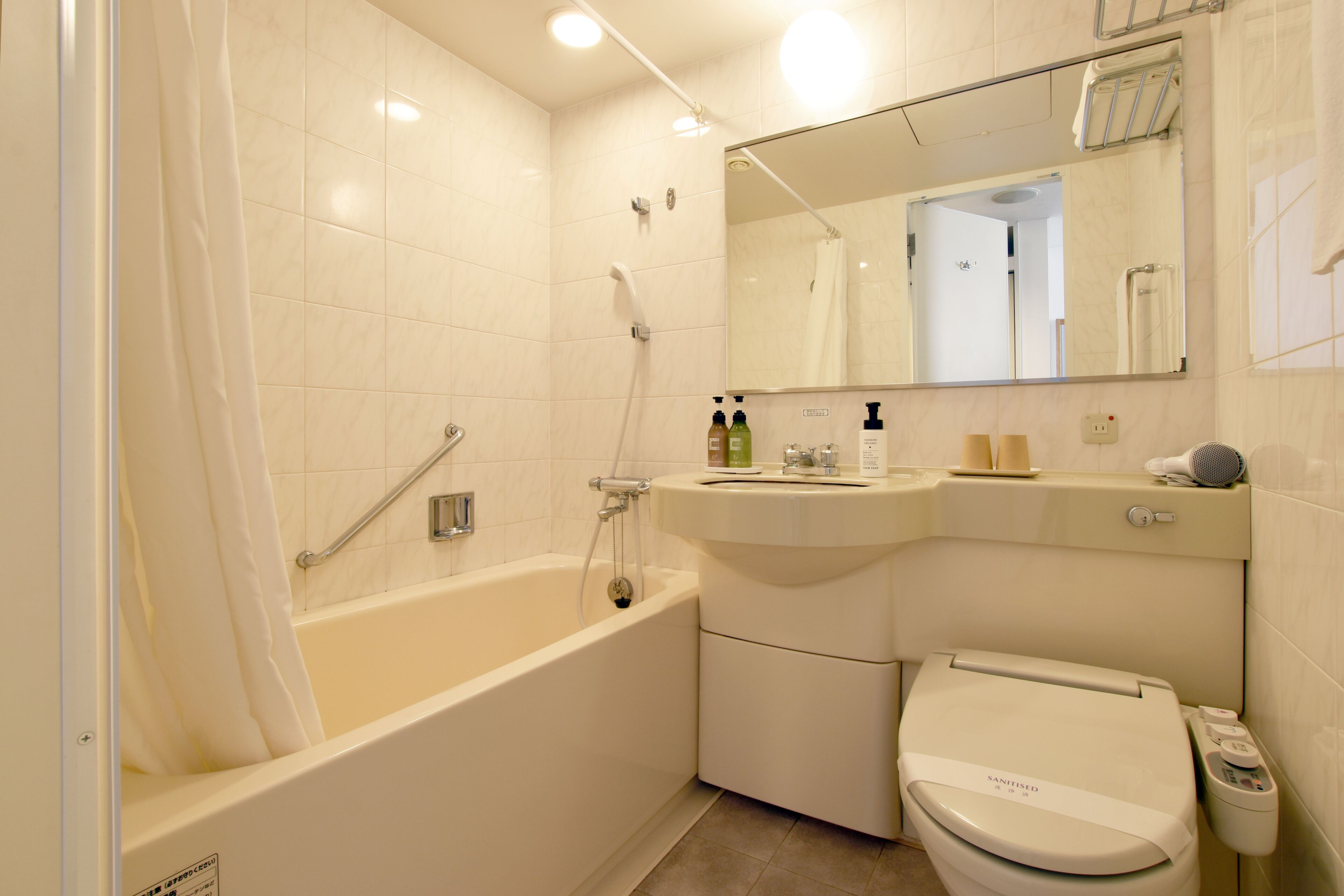 Combined shower/tub, free toiletries, hair dryer, slippers
