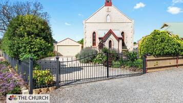 House, 3 Bedrooms | Front of property