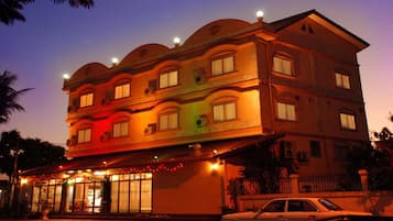 Fachada de la propiedad por la tarde o noche