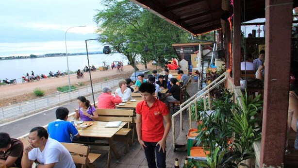 2 nhà hàng; phục vụ bữa trưa và bữa tối