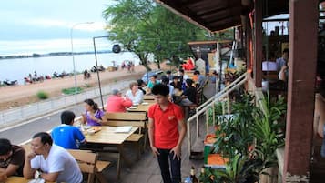 2 restaurants, lunch, dinner served; international cuisine