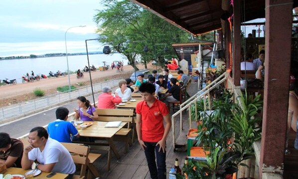 2 restaurants, lunch, dinner served; international cuisine - Mekong Sunshine Hotel (Vientiane)