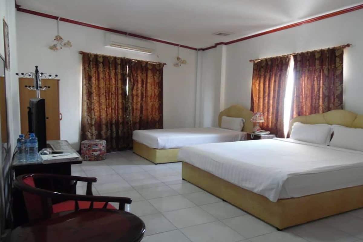 Triple Room | Minibar, free WiFi