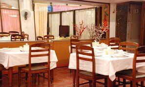 2 Restaurants; Mittagessen und Abendessen werden serviert