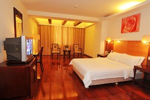 Minibar, escritorio, cortinas blackout y tabla de planchar con plancha