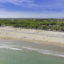 Spiaggia privata, sabbia bianca, lettini da mare, ombrelloni