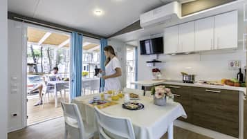 Casa mobile Superior (Grand) | Cucina privata | Frigorifero con congelatore, piano cottura, pentole/stoviglie/utensili