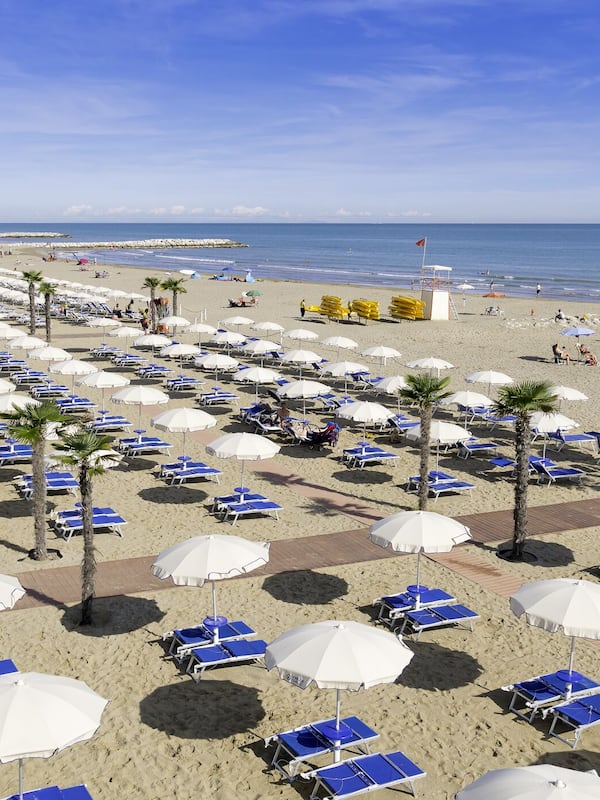 Spiaggia privata, sabbia bianca, lettini da mare, ombrelloni