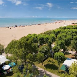Spiaggia privata, sabbia bianca, lettini da mare, ombrelloni