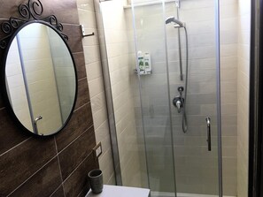 Shower, free toiletries, hair dryer, towels - Terrazza Partenopea (Naples)