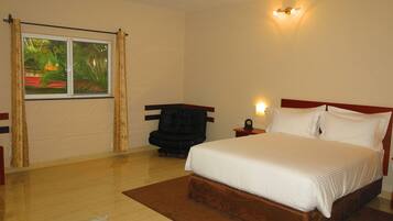 Minibar, in-room safe, desk, free WiFi
