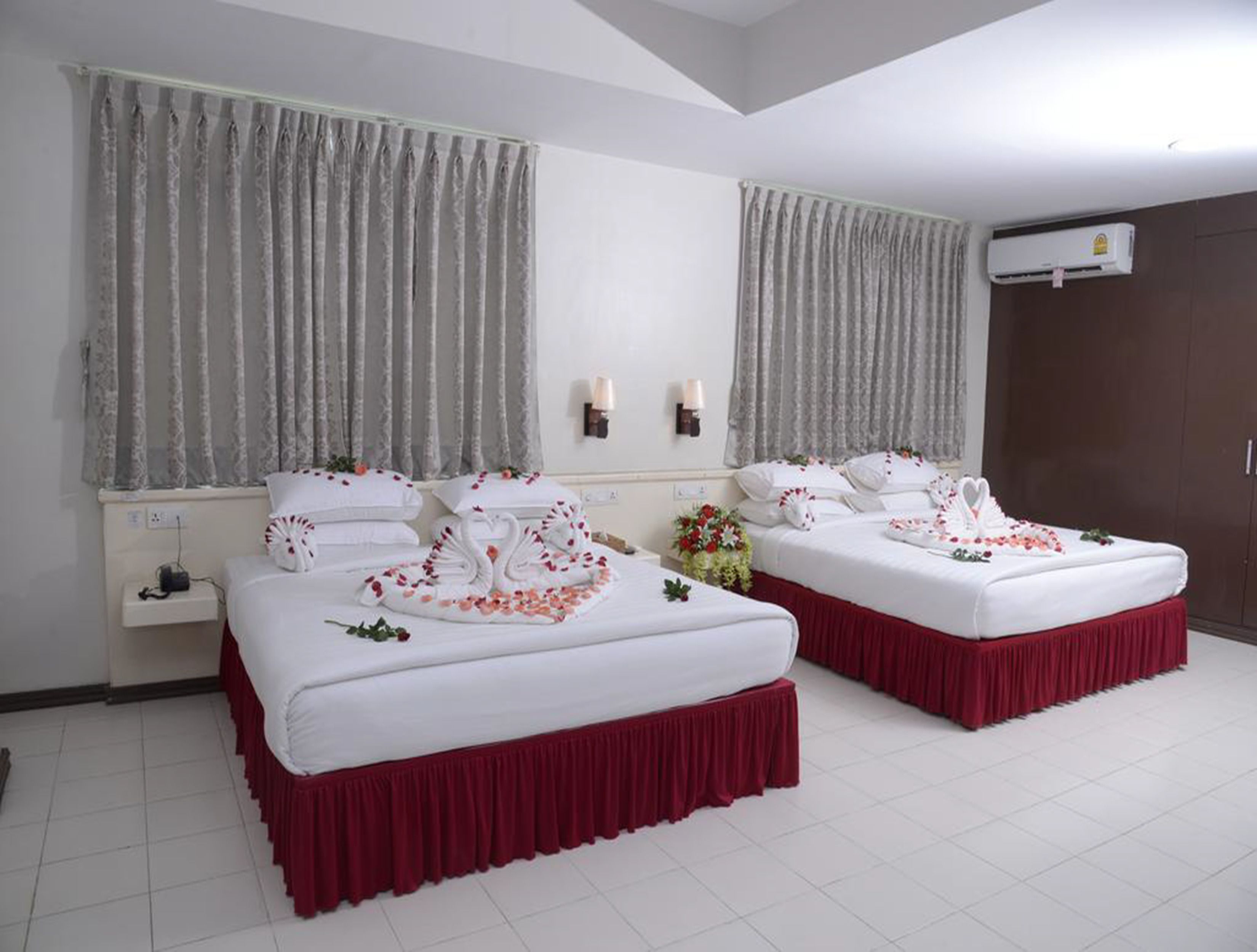 套房 (Taw Win Yadanar) | 迷你吧、客房内保险箱、办公桌、免费 WiFi