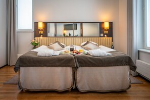 Minibaari, työpöytä, pimennysverhot, äänieristys