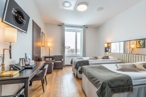 Minibar, bureau, rideaux d’obscurcissement, système d’insonorisation