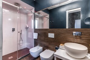 Dobbelt- eller tomannsrom – standard | Bad | Dusj, toalettartikler (inkludert), hårføner og tøfler