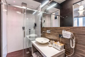 Deluxe Double or Twin Room | Bathroom | Shower, free toiletries, hair dryer, slippers