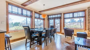 Room, 5 Bedrooms (With 4 Bathroom) | Dining room