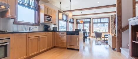 Room, 5 Bedrooms (With 4 Bathroom) | Private kitchen | Fridge, microwave, oven, stovetop