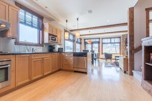 Room, 5 Bedrooms (With 4 Bathroom) | Private kitchen | Fridge, microwave, oven, stovetop