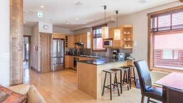 Room, 5 Bedrooms (With 4 Bathroom) | Private kitchen | Fridge, microwave, oven, stovetop