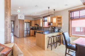 客房, 5 间卧室 (With 4 Bathroom) | 私人厨房 | 冰箱、微波炉、烤箱、炉灶
