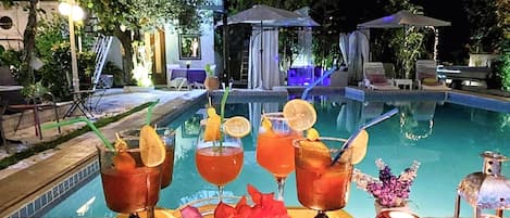 Una piscina al aire libre de temporada (de 09:00 a 22:00), sombrillas