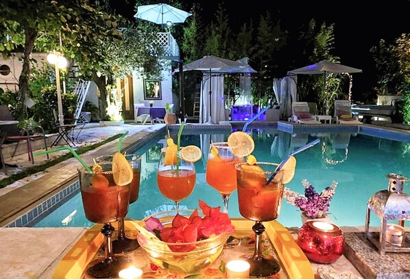 حمّام سباحة خارجي موسمي، مظلات على حمّام السباحة، مقاعد للتشمس