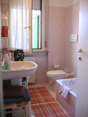 Duschwanne, kostenlose Toilettenartikel, Haartrockner, Bidet