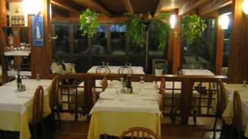 Daily continental breakfast (EUR 5.00 per person)