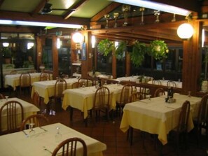 Tägliches kontinentales Frühstück gegen Gebühr