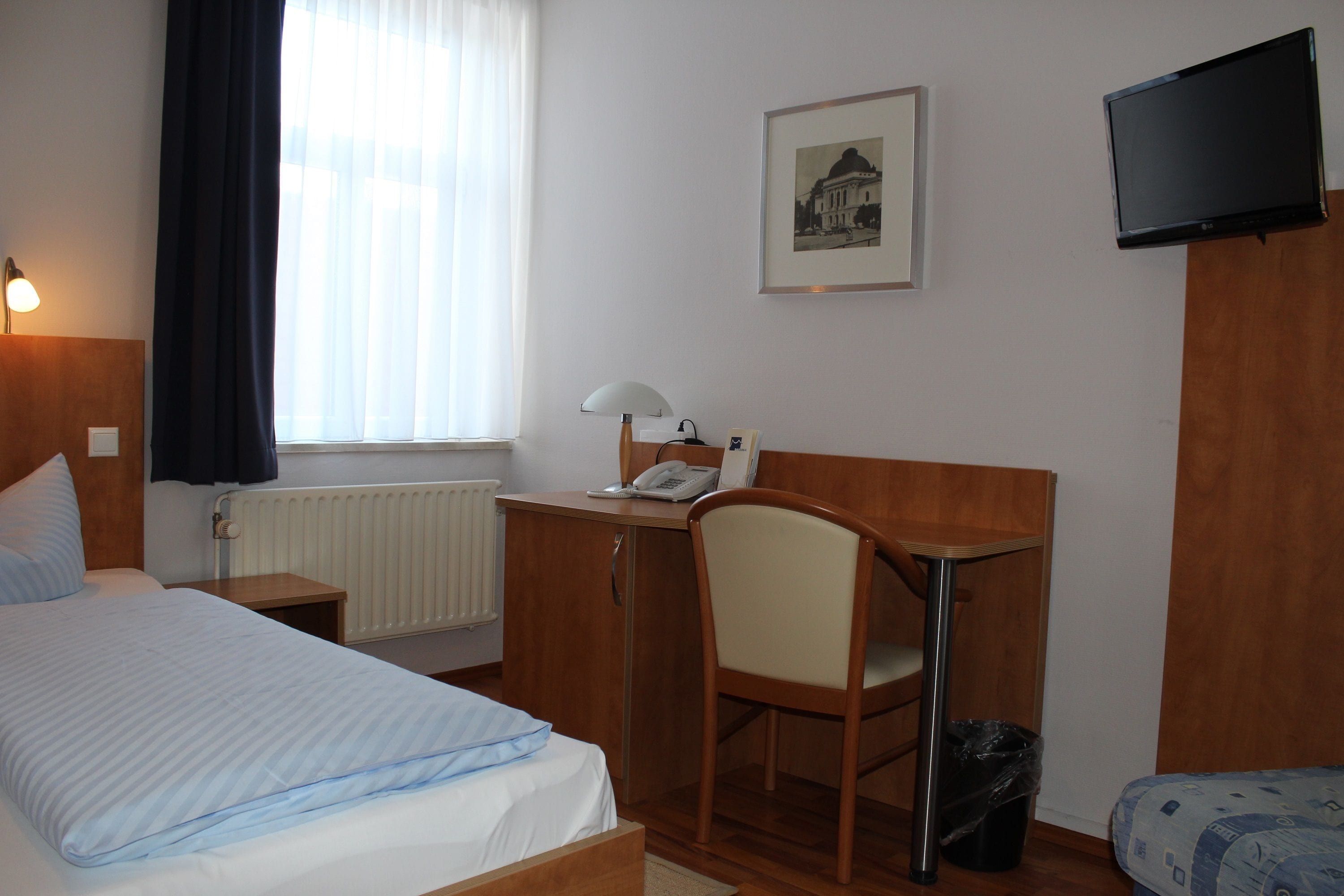 single room | 1 bedroom, desk, blackout curtains, rollaway beds