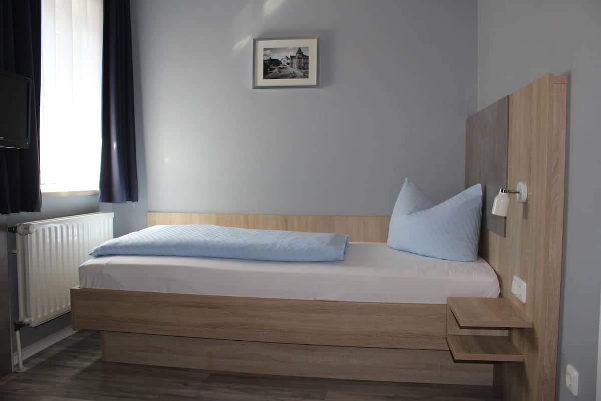 Eenpersoonskamer | Een bureau, verduisterende gordijnen, extra bedden, gratis wifi