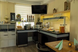 Desayuno buffet diario (EUR 9 por persona)