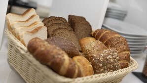 A basket of various breads and pastries. - Hotel Rendsburg (Rendsburg)