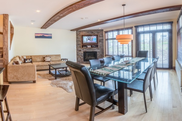 House, 5 Bedrooms (With 4 Bathroom) | Living area | TV, fireplace