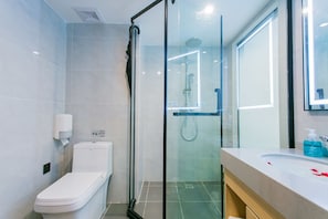 Habitación Deluxe con 2 camas individuales | Baño | Regadera, amenidades de baño gratuitas, toallas 