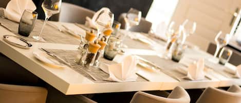 2 restaurants, serveren ontbijt, lunch, diner, Franse gerechten