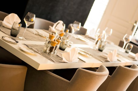 2 restaurantes; se sirve desayuno, almuerzo y cena; cocina francesa