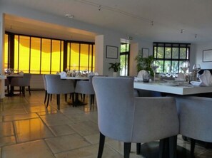 2 restaurantes; se sirve desayuno, almuerzo y cena