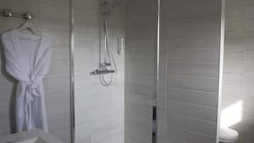 Family Room | Bathroom | Free toiletries, hair dryer, bathrobes, towels