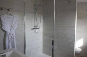 Family Room | Bathroom | Free toiletries, hair dryer, bathrobes, towels - Hôtel Les Remparts (Chaumont)