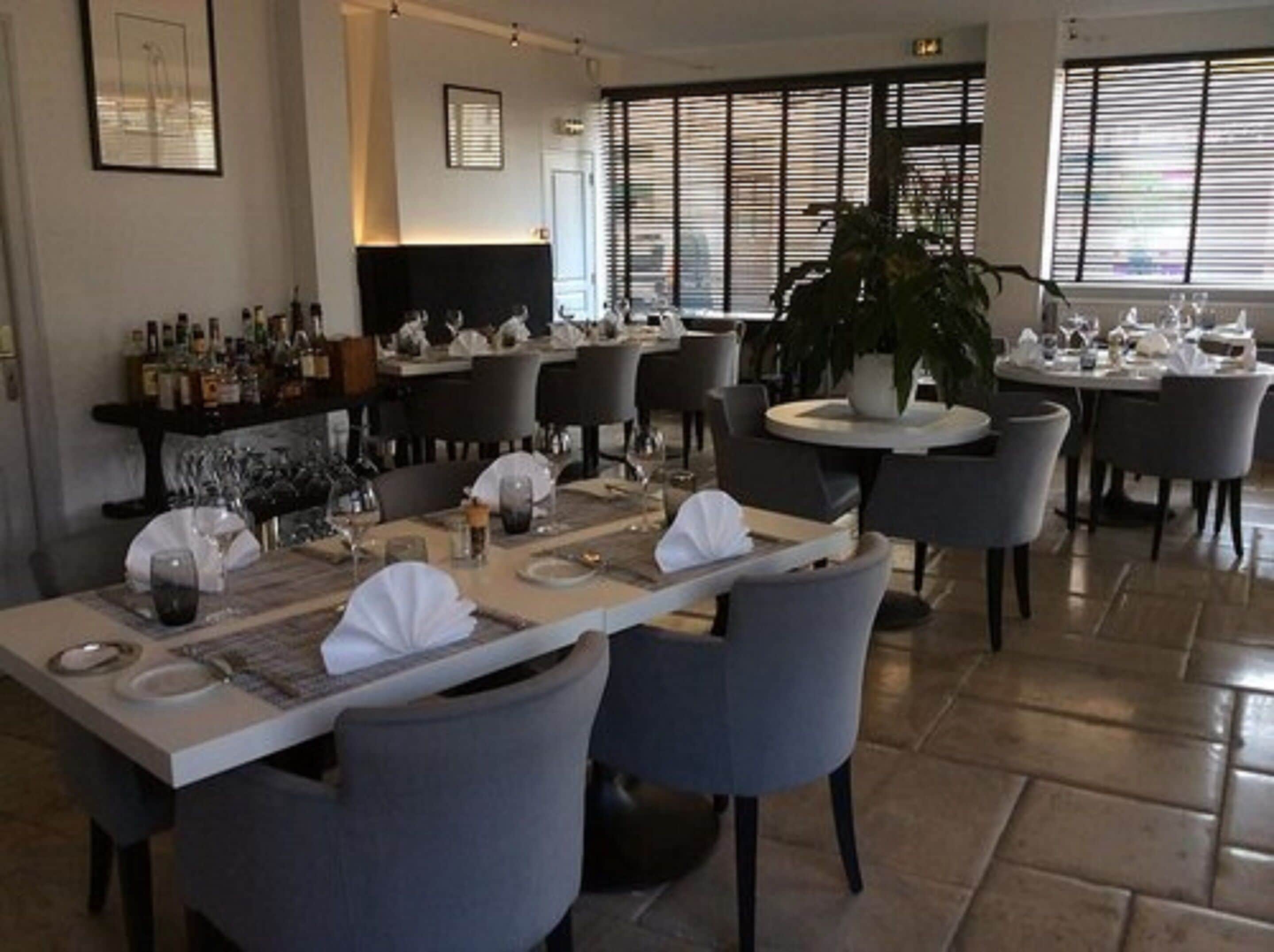 2 restaurants, breakfast, lunch, dinner served; french cuisine