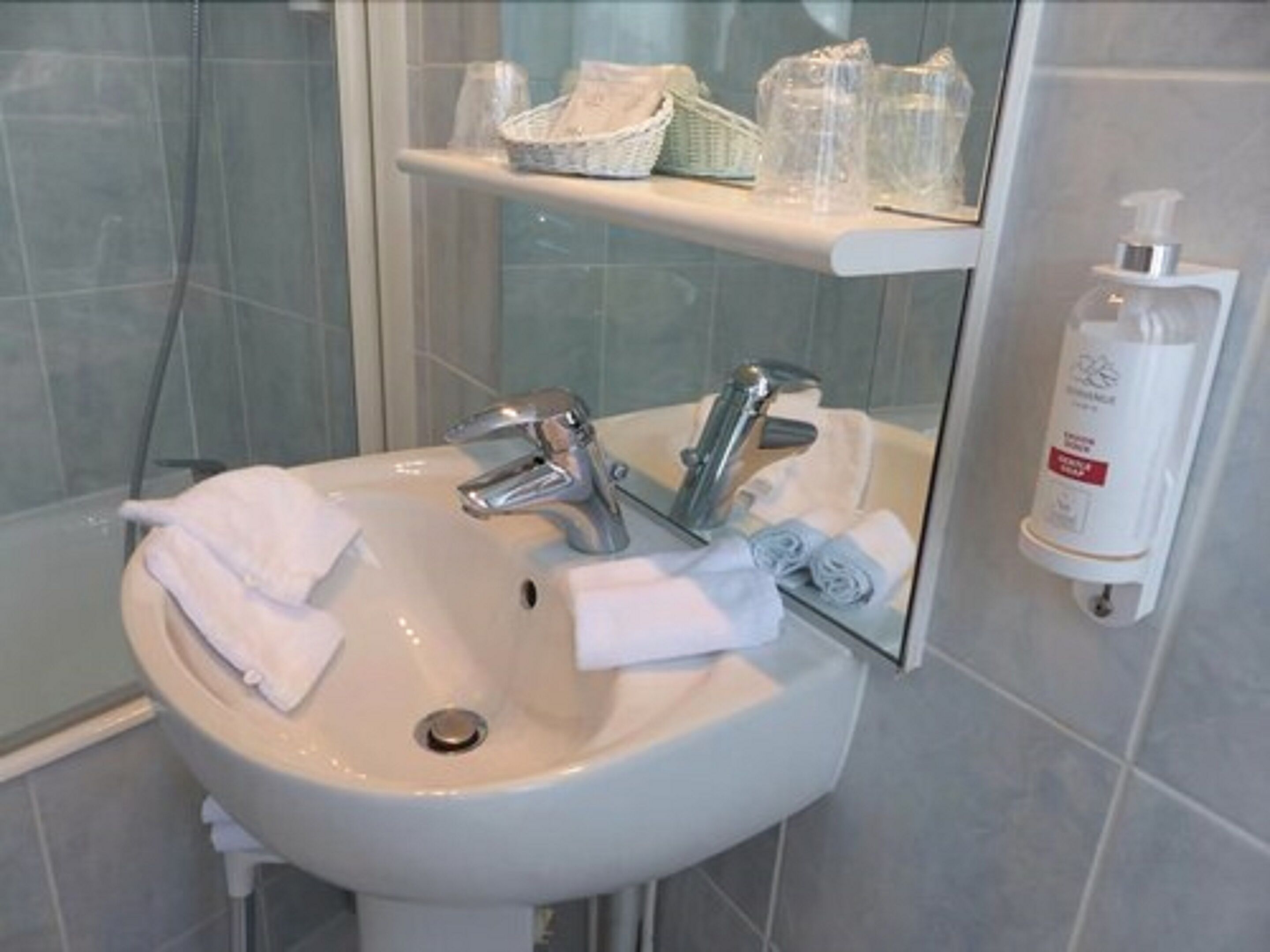 standard room | bathroom | free toiletries, hair dryer, bathrobes, towels
