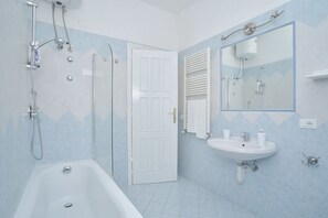 Standard Double Room | Bilik Mandi | Kelengkapan dandanan diri percuma, pengering rambut, bidet