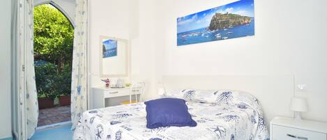 Deluxe kamer | Een bureau, gratis wifi, beddengoed