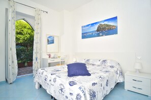 Deluxe Room | Desk, free WiFi, bed sheets - Villa al Porto (Ischia)