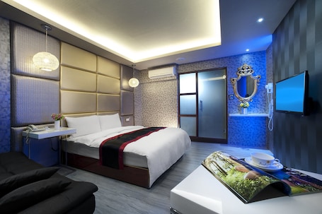 Superior Double Room, 1 Double Bed | Desk, blackout drapes, free WiFi, bed sheets