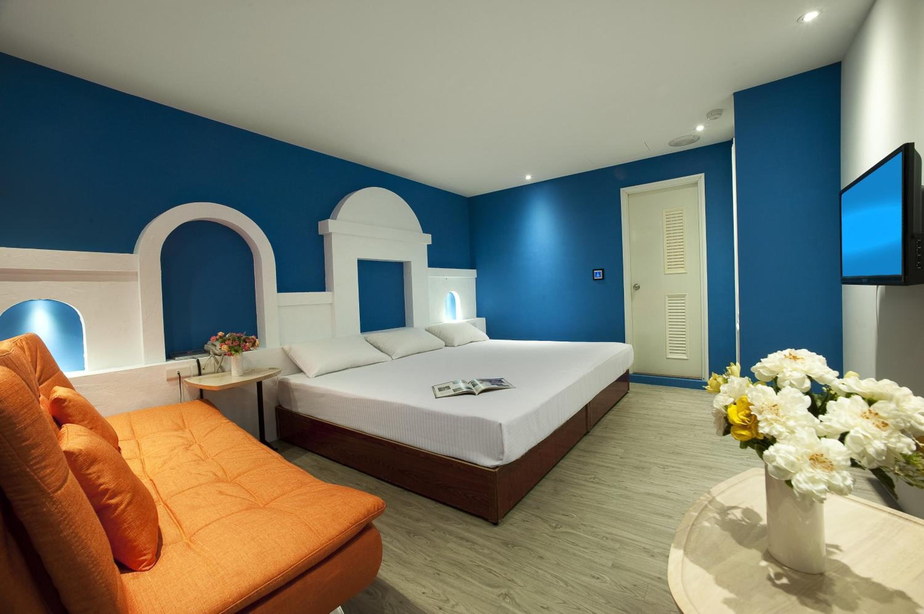 办公桌、遮光窗帘、免费 WiFi、床单