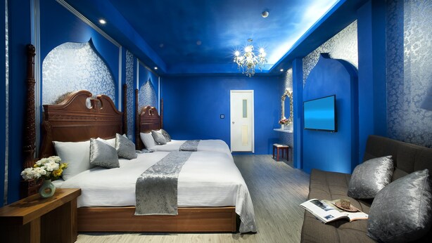 A bedroom with a large bed, a sofa, and a chandelier. - Fukun 3 Motel (Yilan)