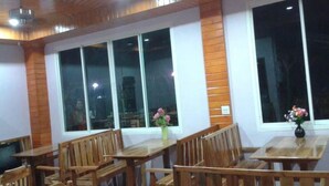 Breakfast, lunch and dinner served - Palm Inn Lipe (Satun)
